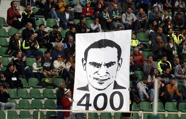 La afición del Elche homenajea a Nino en minuto 7 por sus 400 partidos de franjiverde
