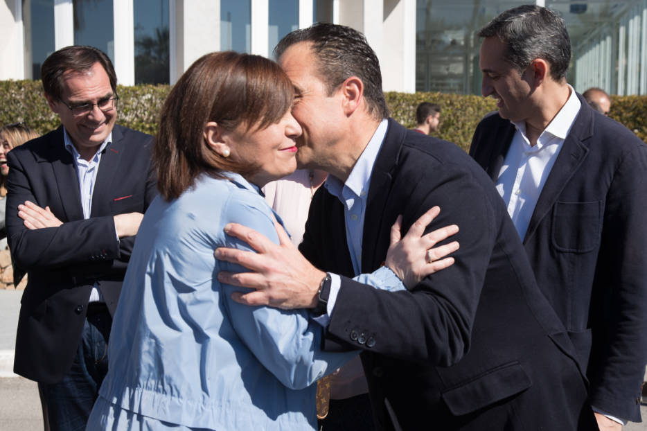 Isabel Bonig y Toño Peral se saluda en presencia de César Sánchez y Joaquín Albadalejo. Foto PEPE OLIVARES  - 