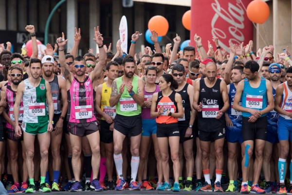 Más de 2.800 atletas disputan este domingo la media maratón de Elche


