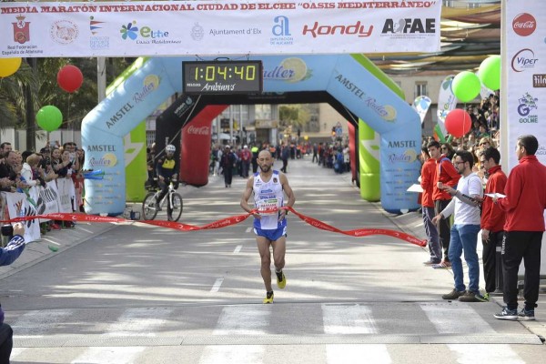Más de 2.800 atletas disputan este domingo la media maratón de Elche
