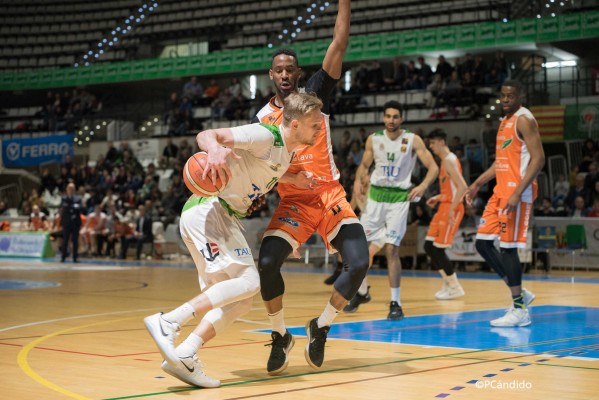 El Tau Castelló logra una victoria con sabor a permanencia ante el Araberri (79-66)