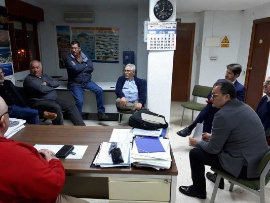 La ronda de contactos de Sanguino: promete un campeonato de pesca deportiva si es alcalde
