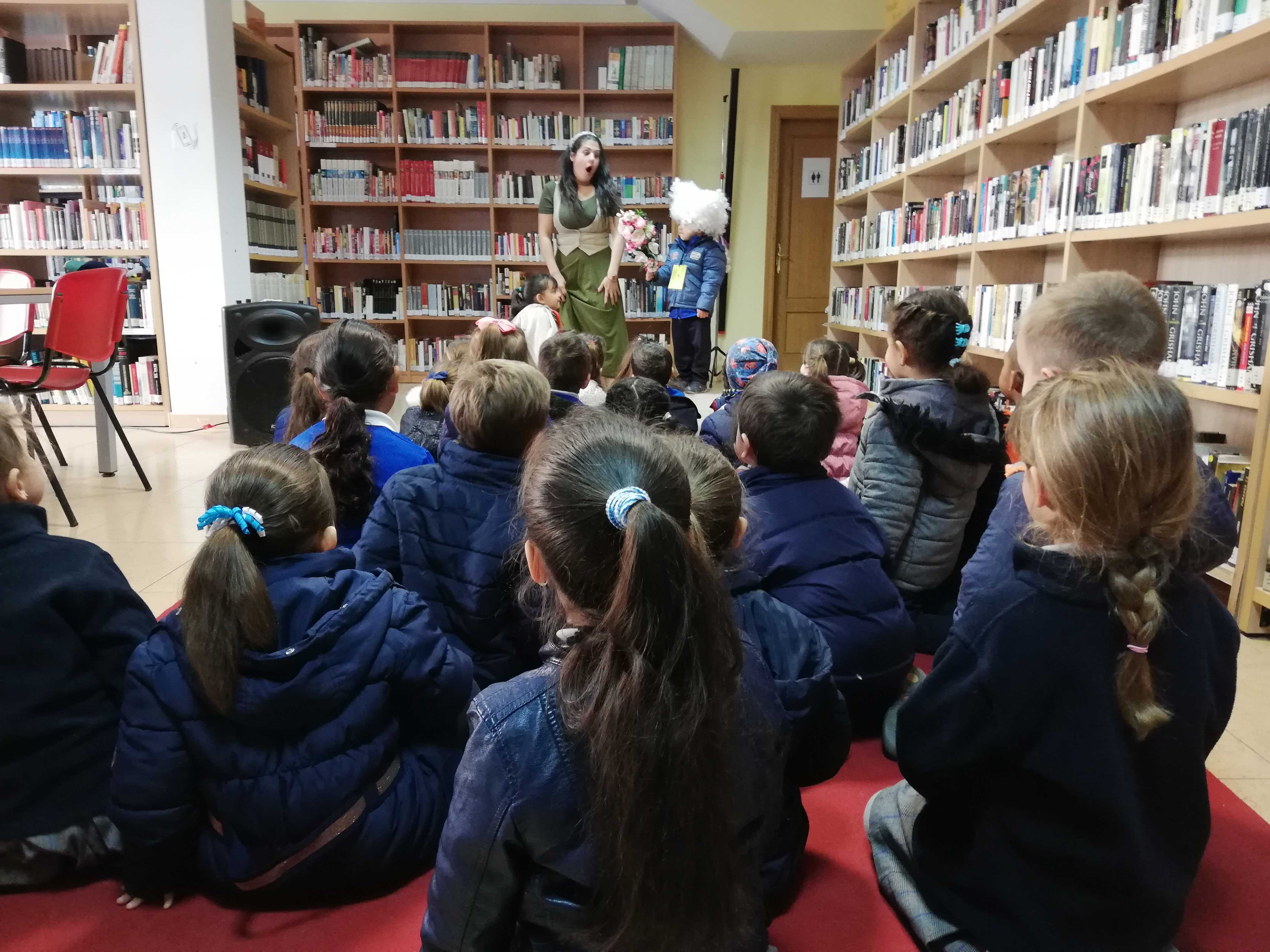 El ciclo de Infantil de La Mediterrània toma contacto con la biblioteca
de Oropesa del Mar