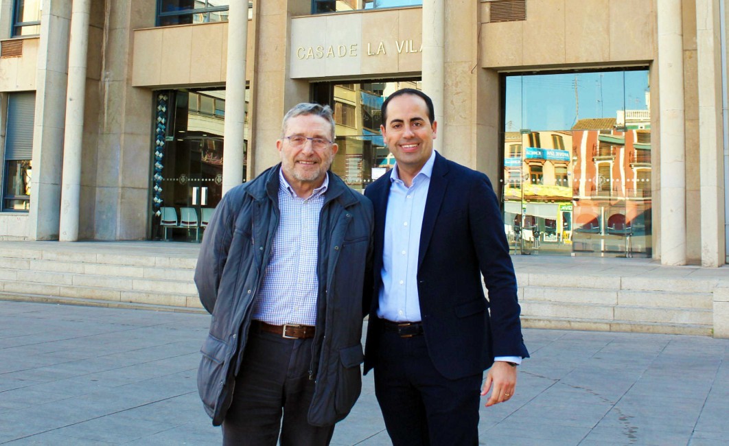 Manuel Vilanova, junto a Héctor Folgado, tras anunciarse la incorporación del ex alcalde a la candidatura municipal del PP en Vila-real. - 