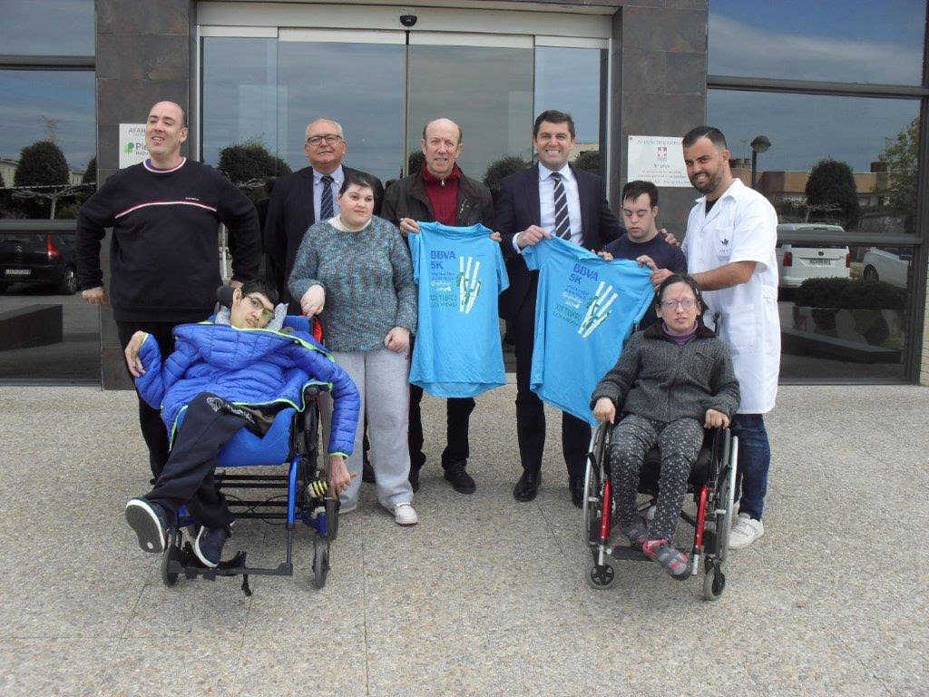La BBVA 5K Volta a Peu Castelló muestra sus camisetas de la solidaridad a la medida de Afanias 