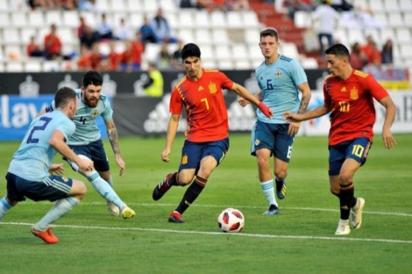 Carlos Soler roza el gol en la victoria de 'La Rojita' sobre Rumanía