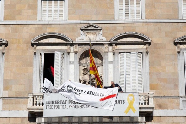 Torra pierde el pulso y el lazo amarillo es retirado de la Generalitat