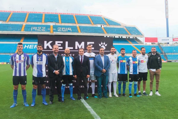 El Hércules renueva cuatro años con Kelme, que equipará al club en su centenario