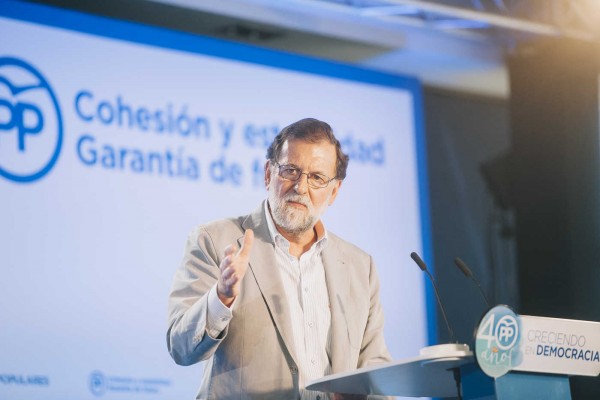 Rajoy condiciona la financiación a un pacto político y anuncia inversiones sin plazo para el Corredor
