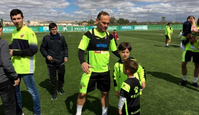 La plantilla del Elche celebra el día del Padre con los aficionados

