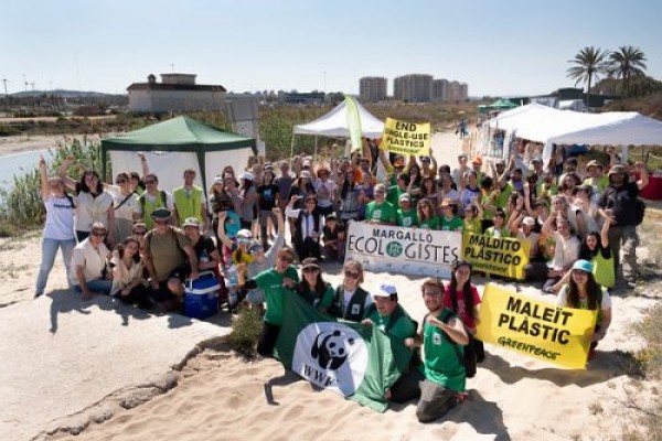 Voluntarios de Greenpeace recogen 18.000 litros de basura de plástico del Segura