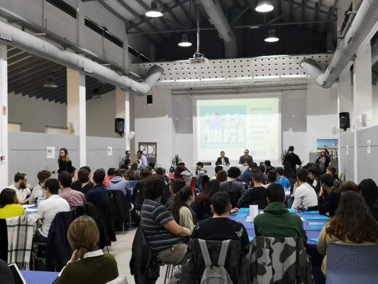 Esto es lo que piden los jóvenes a los políticos: agilidad administrativa, transparencia y más Erasmus