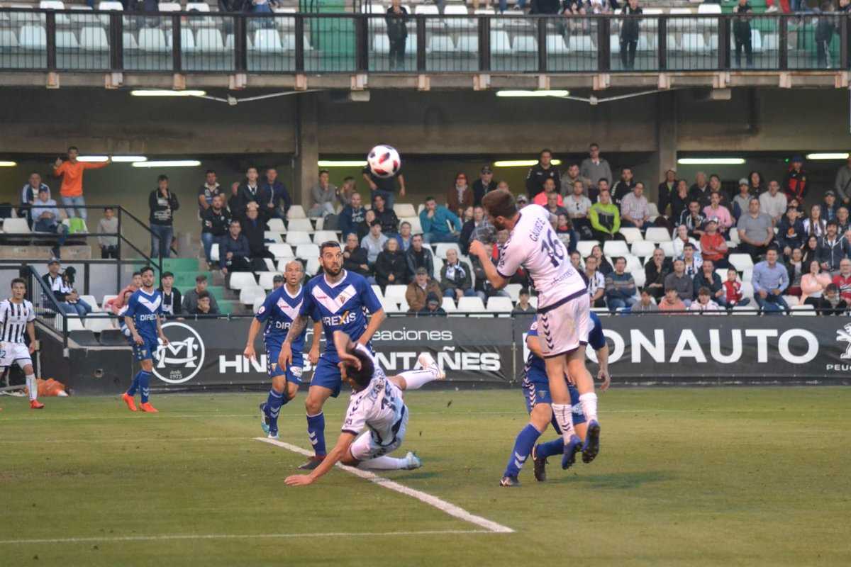 El Castellón salva los muebles ante el Badalona con un gol de Cárcaba en el descuento (2-1)