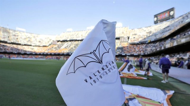 El Valencia, recibido con banderas conmemorativas la víspera de su centenario
