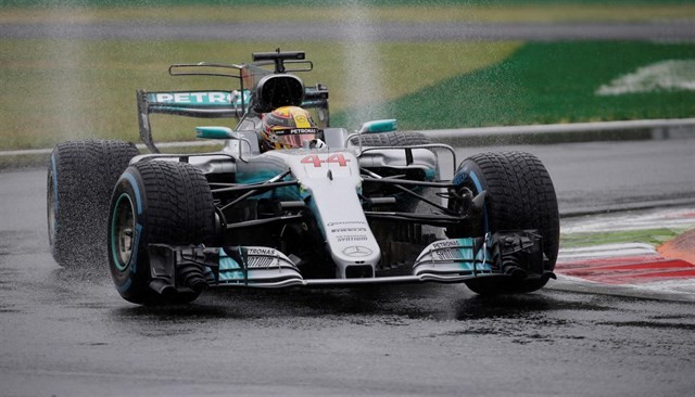 Hamilton logra una pole histórica y Ferrari naufraga en Monza