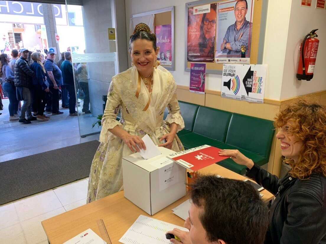 Oltra acude a votar en las primarias de Iniciativa para el Congreso y Senado vestida de fallera