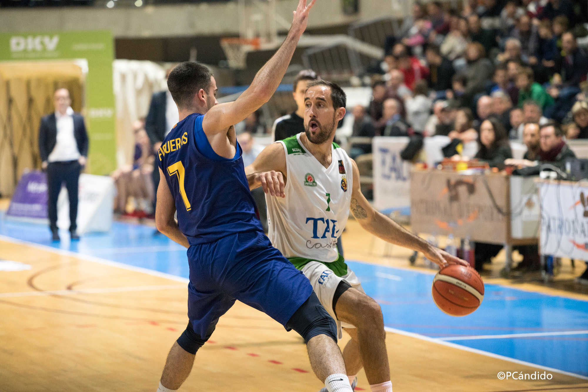 El Tau reacciona a tiempo ante el Barça después de ir a remolque en los tres primeros cuartos (57-62)