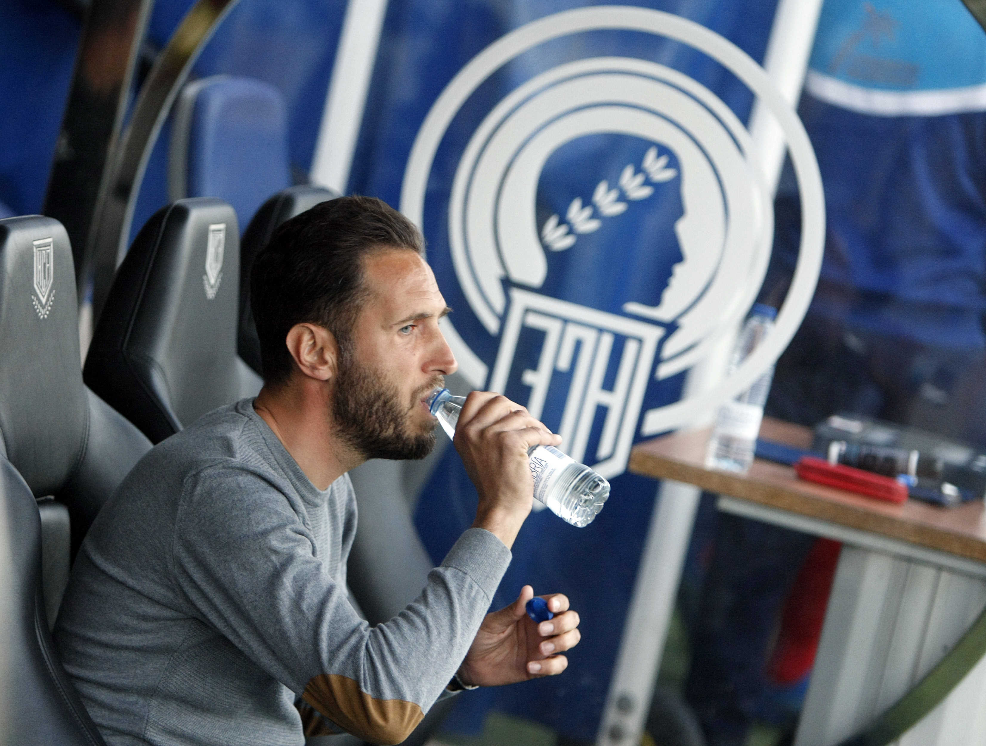 Una parte de la grada pide la destitución de Planagumà que hace gala de cintura tras el partido