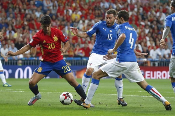 España golea a Italia y acaricia su presencia en el Mundial