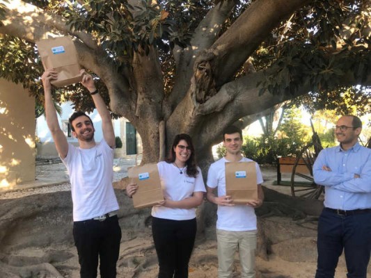 Andrés Torrubia entrega al equipo ganador Lemon Team el premio Hash Code Google Torre Juana OST 2019
