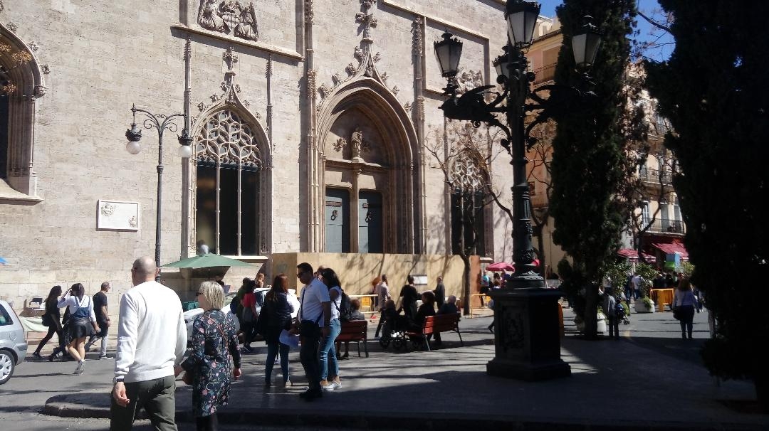 La Lonja, vallada para no sufrir el vandalismo de las fiestas. - 