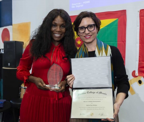 Berklee reconoce el trabajo de Yvette Noel-Schure, relaciones públicas de la industria musical