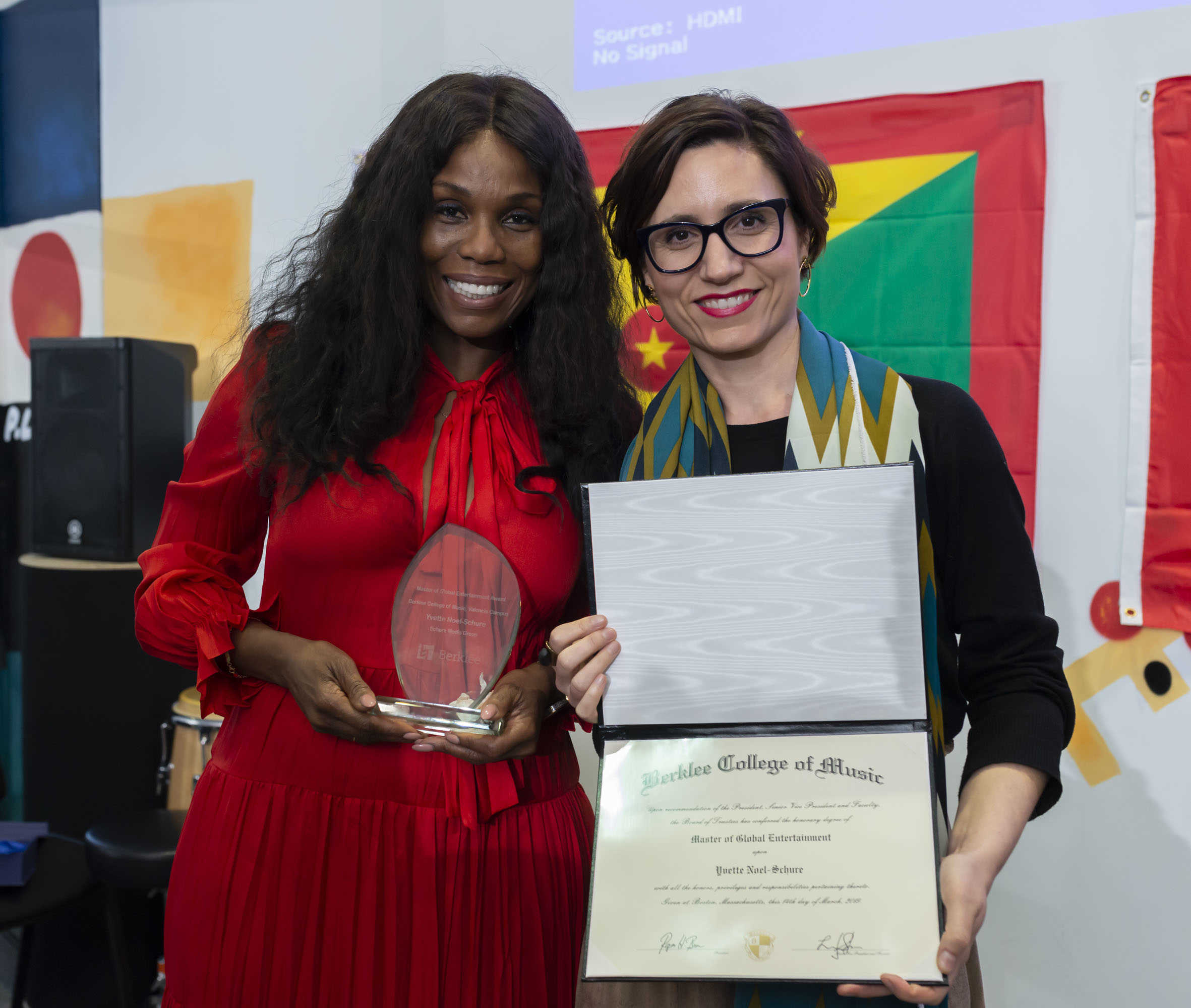 Berklee reconoce el trabajo de Yvette Noel-Schure, relaciones públicas de la industria musical