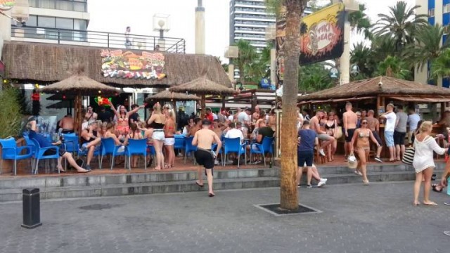 Mismo negocio, distinto nombre: el Tiki Beach de Benidorm reabre sus puertas un mes después del cierre