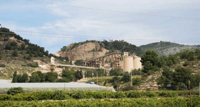 Lafarge emprenderá acciones legales contra el Consell por 