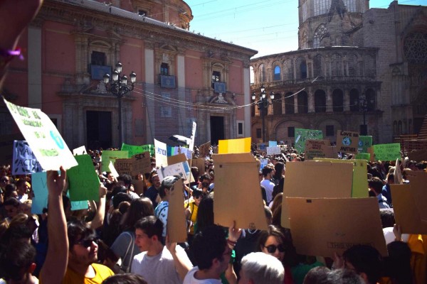 El '15M climático' llena la Plaza de la Virgen ante la 