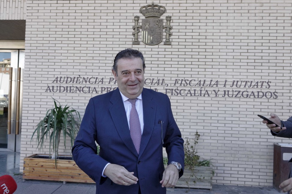 El diputado popular Gerardo Camps, tras declarar en el juzgado. (Fotos: ANTONIO PRADAS) - 