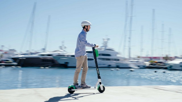 Lime despliega cincuenta patinetes eléctricos en la Marina de València