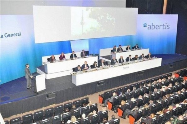 Abertis alcanza máximos en bolsa en plena batalla de OPAs por su control