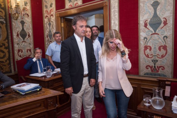 Compromís y Cs exigen al PP que frene el contrato del estudio de limpieza; el PSPV pide el expediente