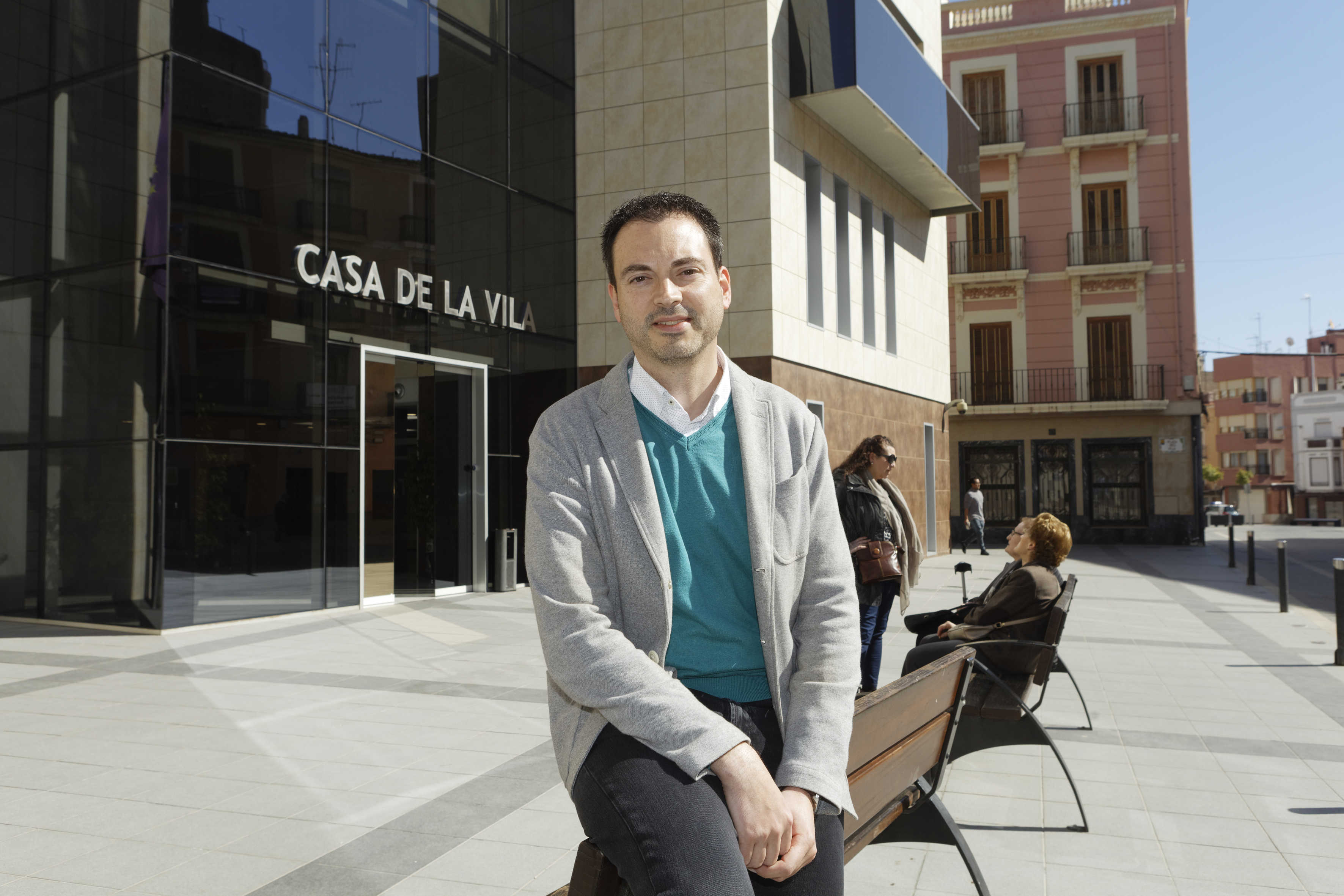 El alcalde de Onda, Ximo Huguet, momentos antes de la entrevista, junto a la casa consistorial.  - 