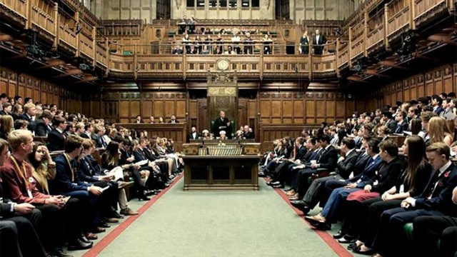 Theresa May logra que el Parlamento británico apoye su propuesta de aplazar el Brexit
