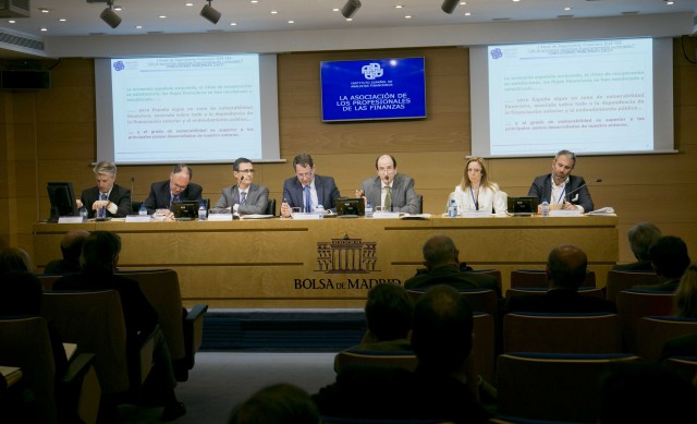 Fomentar el ahorro privado y aumentar la inversión institucional, retos de la economía española