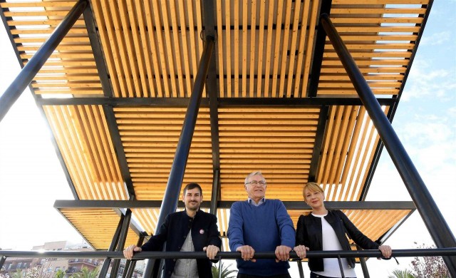 Las primeras pérgolas fotovoltaicas de València cargan bicicletas eléctricas en el Parque de Morvedre