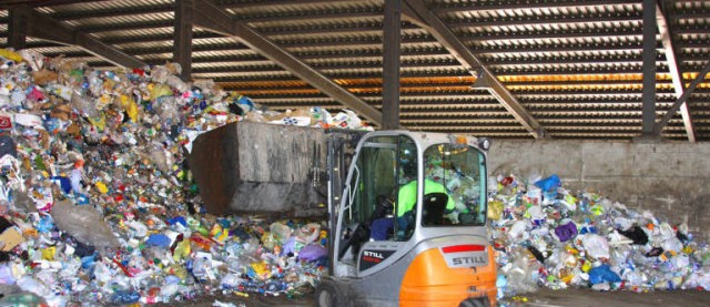 Investigan nuevas formas de reciclar plástico para que no acabe en vertederos