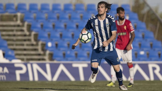 Eugeni y Sito se asientan en el once del Lorca con Curro Torres