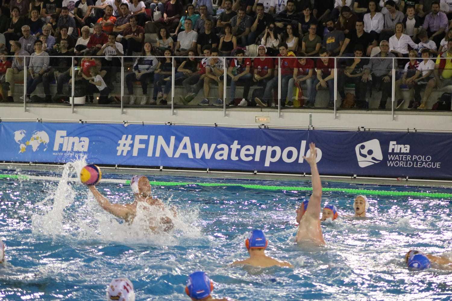 España supera a Holanda en la 'olla a presión' de Castellón (14-7)
