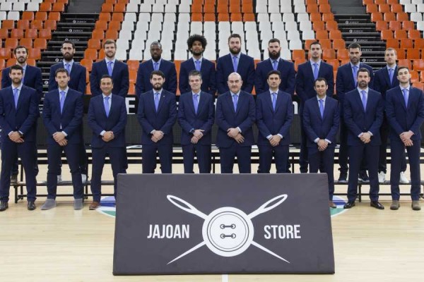 Los jugadores de Valencia Basket estrenan sus trajes oficiales de Sastrería Jajoan