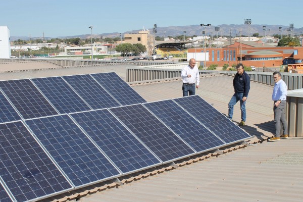 Vila-real instala 30 placas solares para posibilitar la recarga de su flota de vehículos eléctricos