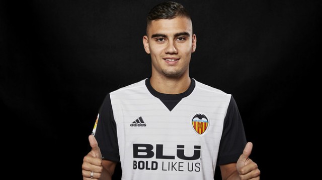Andreas Pereira ya luce en Valencia su nueva camiseta