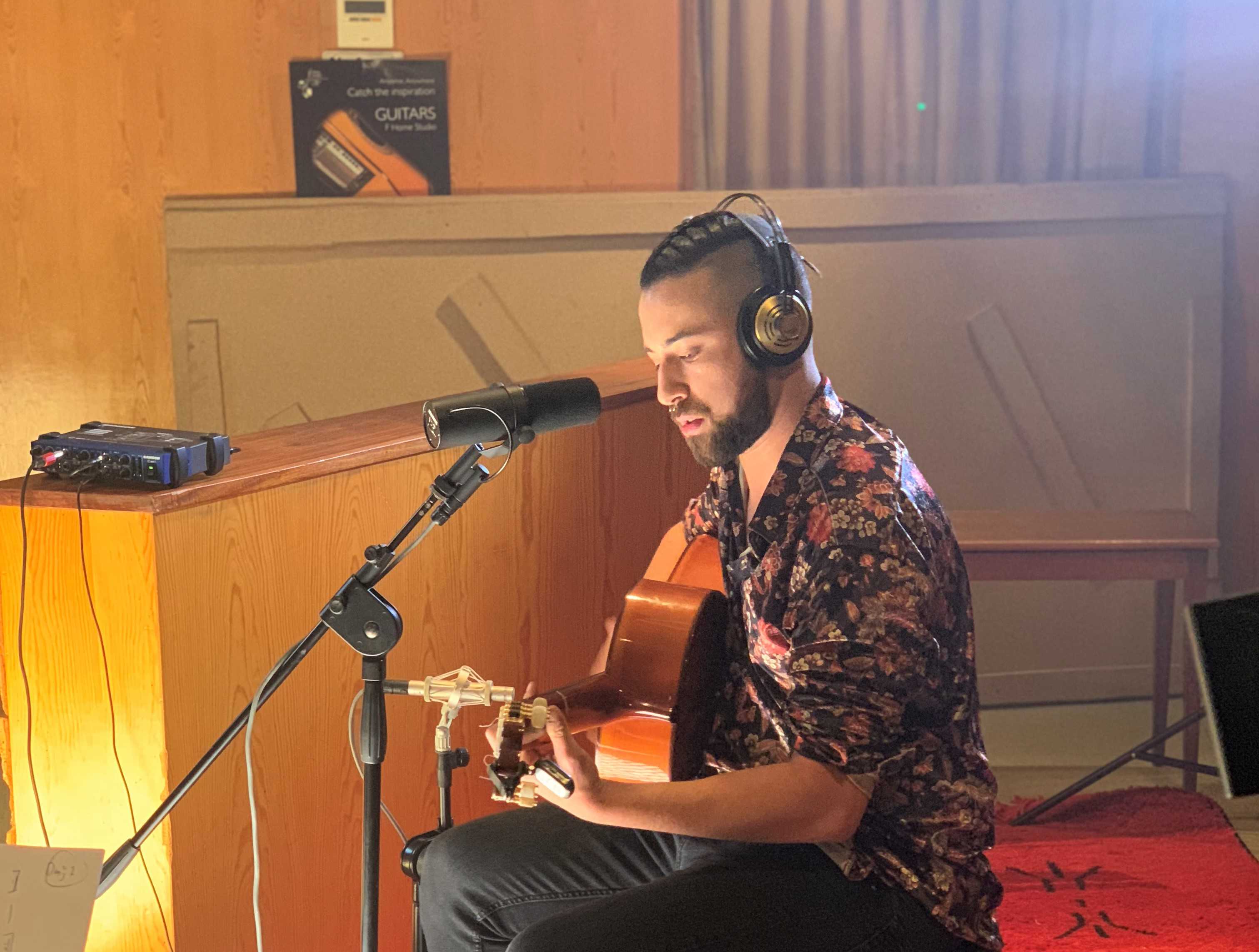 El cantante Antonio Clavería en el estudio de grabación - 