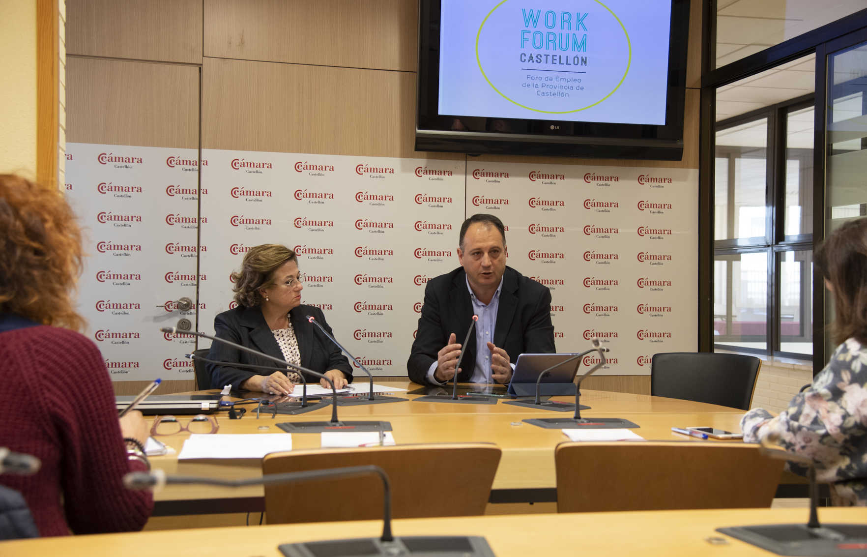 La presidenta de la Cámara de Comercio, Dolores Guillamón, junto al diputado de Promoción Económica, Salvador Aguilella. - 