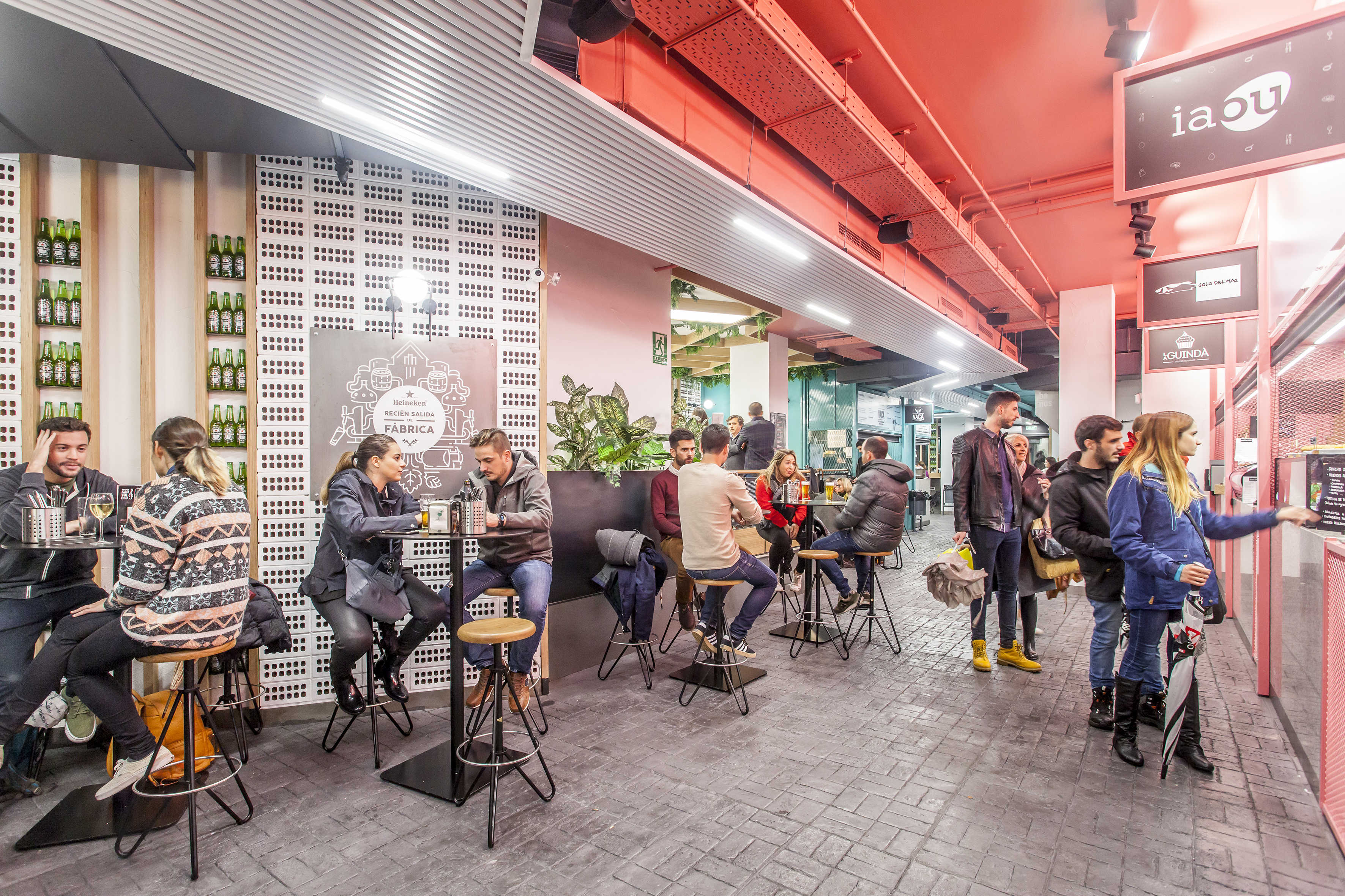 Chimo Bayo visita el Mercado de San Valero