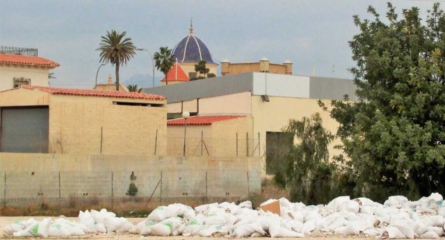 Alicante retira otras 30 toneladas de escombros y residuos en solares