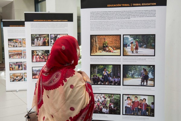 Una exposició reflexiona sobre les tribus índies en l'UJI