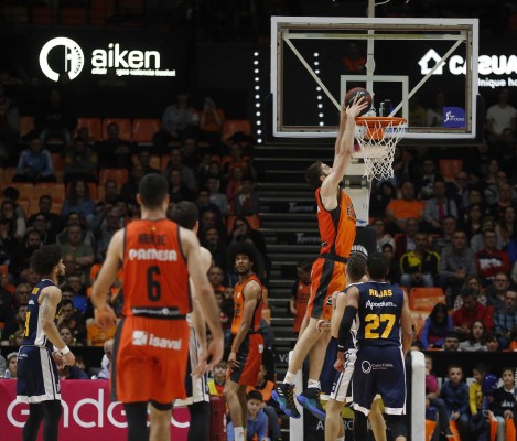Exhibición ofensiva del juego interior para asaltar la cuarta plaza (89-65)